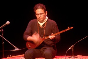 Pooria Pournazeri jouant du tanbur.