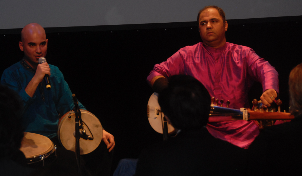Le percussionniste de talent Ziya Tabassian et le virtuose du sarod Aditya Verma.