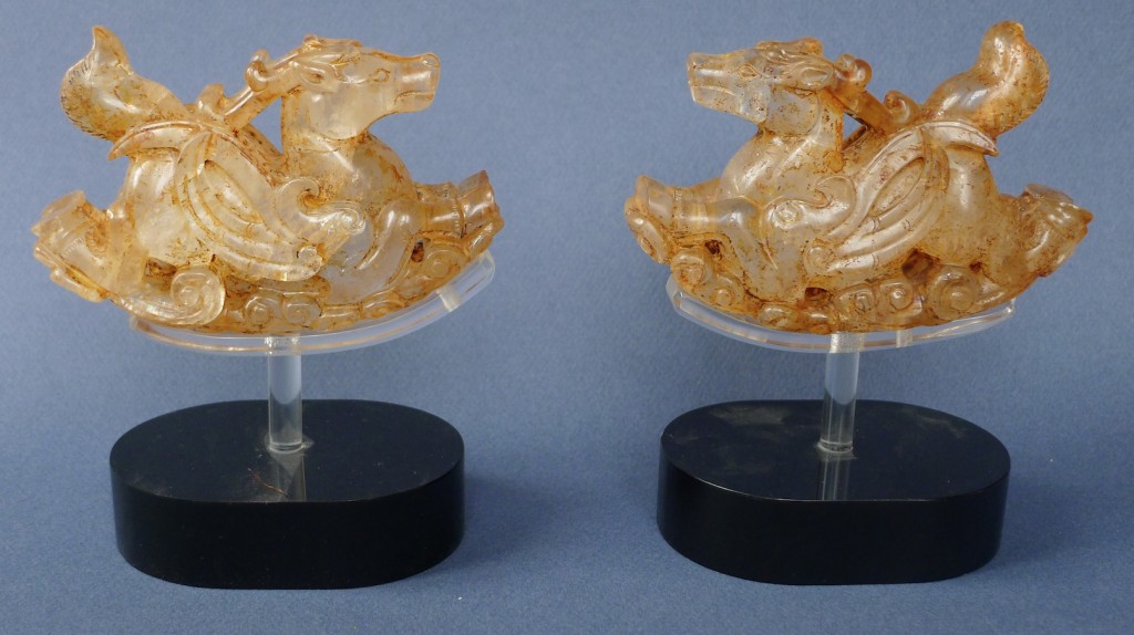 Cette paire de chimères ailées date de la dynastie Liao, X-XIe siècle. En cristal de roche, elles font partie des trésors de cristal de roche et d’or présentés dans l’exposition, véritables merveilles dignes de familles princières.