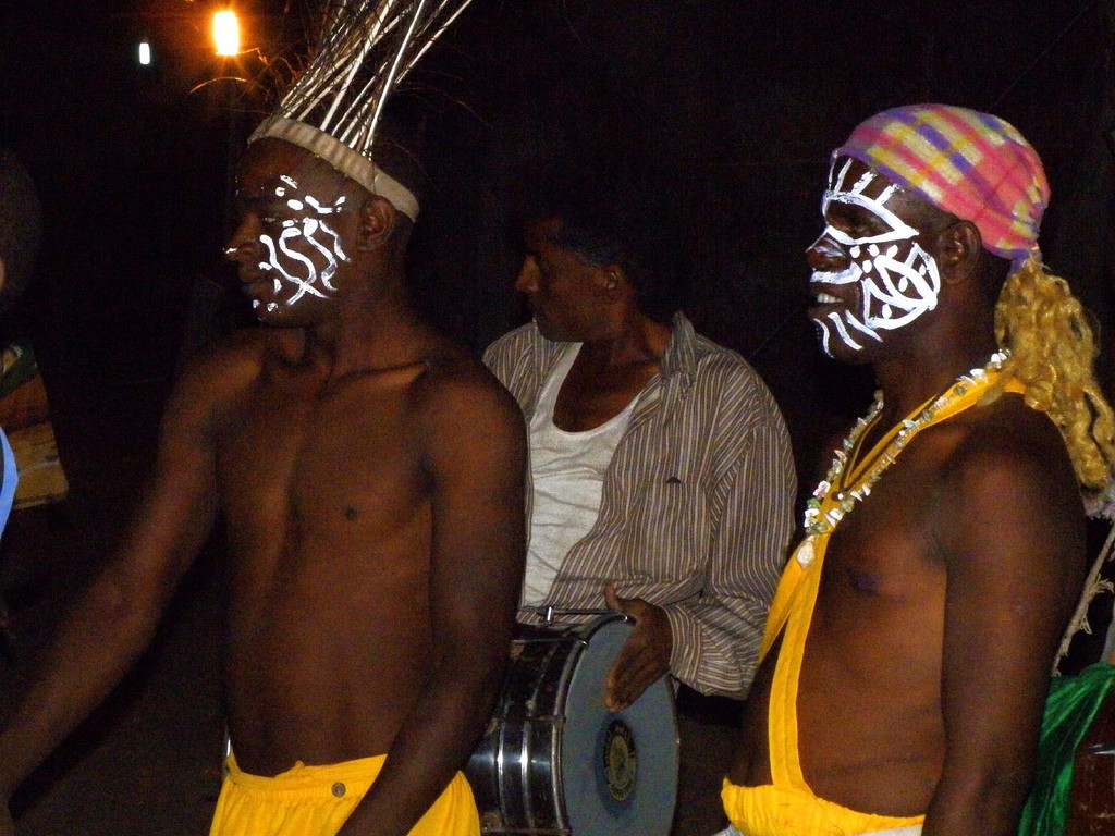 Danseurs traditionnels sidis à Devaliya Naka Sasan Gir, dans le Gujarat.