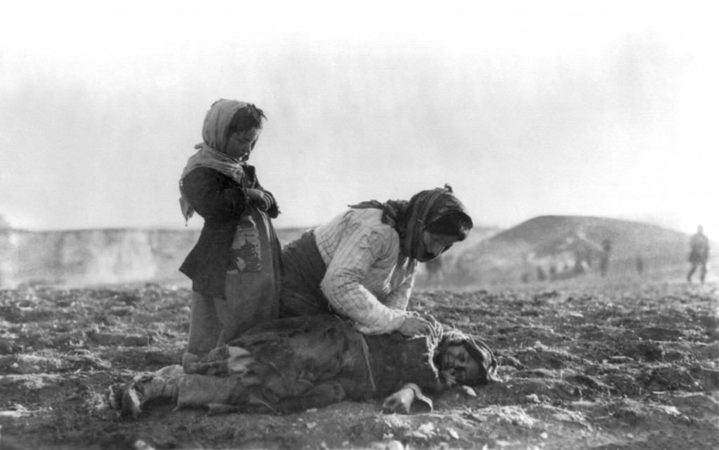 Une Arménienne agenouillée près de son enfant mort à Alepppo (actuelle Syrie).