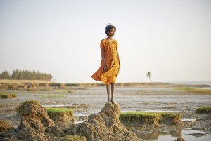Une jeune fille sur les vestige de son île.