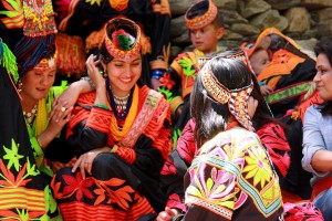 Femmes kalash en costume traditionnel.