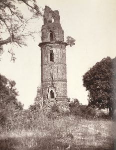 Le Firouz minar en 1860.
