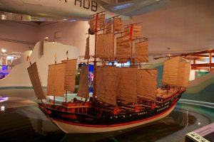 Reproduction d'un bateau trésor de Zheng He au Musée des sciences de Hong Kong.