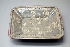 Plat carré de type Nezumi-Shino avec des herbes d'automne (Tokyo National Museum).