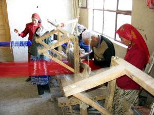 Atelier traditionnel de fabrication de soie atlas à Khotan (Région autonome ouïgoure de Xinjiang).