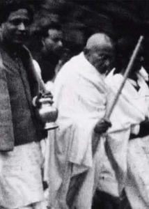 Gandhi lors de la marche de Noakhali.