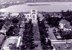 La cathédrale de Phnom Penh, avec le lycée français à gauche et Le Royal à droite.