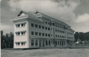 Le lycée Descartes en 1951, après sa construction.