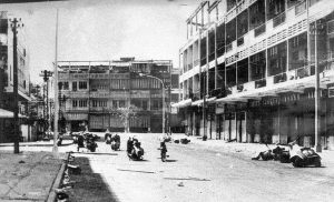 Une rue fantôme de Phnom Penh en 1979.