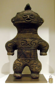 Figurine Dogu en terre cuite « avec lunettes de neige » offerte au musée Guimet par Moritatsu Hosokawa en 1955. 1er millénaire av. J.-C.