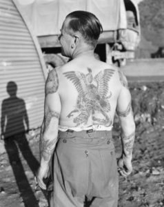 Un militaire australien photographié en Corée du Sud en décembre 1953. Il s’est fait tatouer dans plusieurs pays : Égypte, Angleterre, Hong Kong, Inde et Japon.