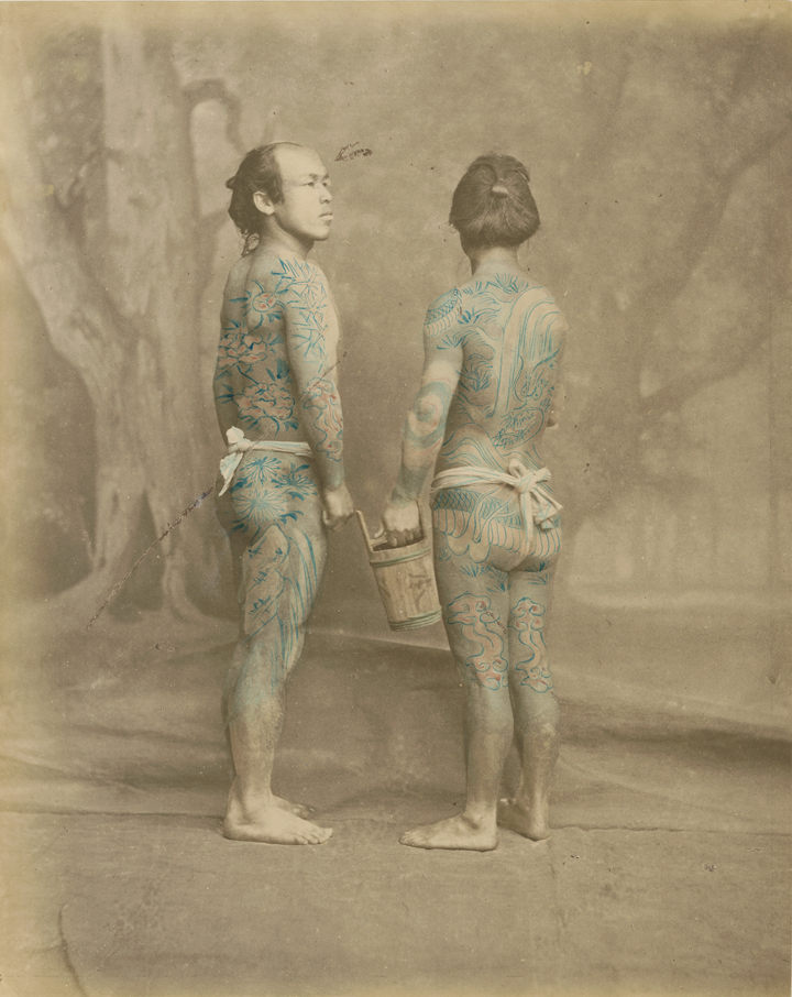 Japonais tatoués vers 1870. Photo de Felice Beato colorisée à la main.